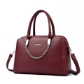 Donkerrode vintage handtas met lychee textuur en zilveren kettingversiering - Bordeauxrood