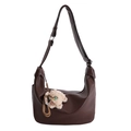 Bolso hobo grande minimalista en color marrón de ecopiel con un tierno colgante de felpa - Con Colgante de Peluche / Marrón