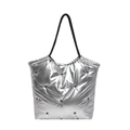 Bolso tote plateado metalizado acolchado con bordado de estrellas negras y asas de cuerda - Plateado