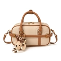 Sac Boston beige en cuir grainé avec bordure marron et charmant pendentif ours en peluche - Avec Pendentif / Beige