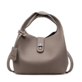 Taupe emmer tas van generfd leer met zilveren draaisluiting en decoratieve hanger - Khaki