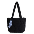 Bolso tote acolchado negro con textura de nube y colgante de cuadros azul blanco - Negro