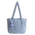 Bolso tote acolchado azul claro con costuras onduladas y cinta a cuadros azules - Azul