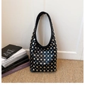 Schwarze Retro-Hobo-Schultertasche aus Leder mit silbernen Nieten und Punk-Details - Schwarz