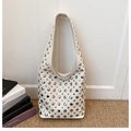 Schicke weiße Hobo-Schultertasche mit silbernen Nietendetails und integriertem Riemen - Weiß