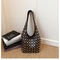 Dunkelbraune Hobo-Schultertasche aus Leder mit silbernen Nieten im modischen Punk-Stil - Braun