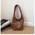 Braune Hobo-Tasche aus Kunstleder mit silbernen Nieten und Vintage-Schultergurt - Braun