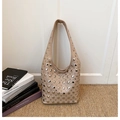 Sac hobo beige à rivets argentés avec une forme de demi-lune élégante et tendance - Kaki