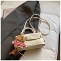 Sac oreiller vintage crème avec bandoulière et breloque ours en peluche mignon - Avec Pendentif / Blanc