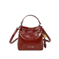 Bolso saco de charol rojo oscuro con cierre de cordón y ojales plateados - Rojo