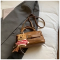 Sac à main oreiller en cuir marron chic avec breloque ours et bandoulière réglable - Avec Pendentif / Marron