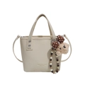 Sac seau élégant blanc crème avec texture cuir grainé et charmant petit ours en peluche - Blanc