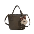 Sac seau kaki foncé avec texture litchi, poignée et pendentif ours en peluche - Gris éléphant