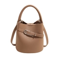 Bolso cubo marrón con textura de lichi, hebilla metálica plateada y asa superior - Marrón