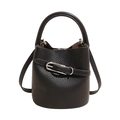 Bolso cubo chic de piel granulada negra con hebilla plateada y correa ajustable - Negro