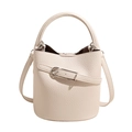 Bolso cubo beige minimalista con textura de lichi y detalle de hebilla metálica - Blanco Roto