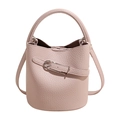 Bolso saco rosa de cuero con grano de lichi, hebilla plateada y asa superior - Rosa
