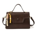 Sac à main en cuir PU marron foncé avec texture brillante et détail de charme perlé - Marron