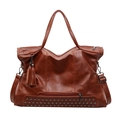 Braune Shopper-Tasche aus Kunstleder mit Nieten, Fransenanhänger und Schultergurt - Braun