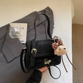 Sac à épaule rétro en cuir mat noir avec pendentif ours et boucle dorée élégante - Avec Pendentif / Noir
