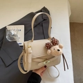 Sac à bandoulière crème élégant avec charme d'ours et fermeture à loquet en métal - Avec Pendentif / Blanc Cassé