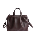 Bolso tote plisado minimalista en cuero marrón oscuro con correa larga ajustable - café