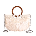 Handgefertigte Handtasche mit Pailletten in Cremeweiß, Holzgriff und silberner Kette - Horizontal