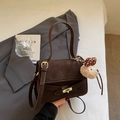 Sac bandoulière en similicuir marron foncé avec poignée et breloque ours en peluche - Avec Pendentif / café