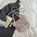 Beigefarbene Bucket-Bag mit Plissee-Struktur, Quasten und verstellbarem Gurt - Grau