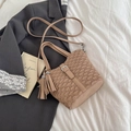 Khaki Plissee Eimertasche für Damen mit Quastendetail und verstellbarem Schultergurt - Khaki