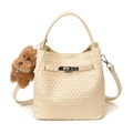 Borsa a secchiello intrecciata beige alla moda con tracolla e ciondolo cucciolo - Con Ciondolo / Bianco Sporco