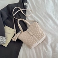 Schicke beige Beuteltasche mit Plissee-Struktur und Quastenanhänger für Damen - Weiß