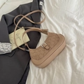Sac bandoulière beige minimaliste avec motif matelassé géométrique et boucle argentée - Kaki