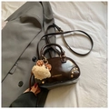 Sac Boston marron foncé brillant avec rivets dorés et breloque ours en peluche - Avec Pendentif / Marron