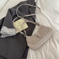 Sac bandoulière beige tissé avec sangle réglable et détail de boucle métallique - Gris