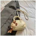 Sac polochon blanc crème semi-circulaire avec rivets dorés et charm ours en peluche - Avec Pendentif / Blanc
