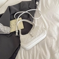 Sac à bandoulière blanc avec texture géométrique gaufrée et finitions en similicuir - Blanc