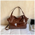 Grand sac cabas marron foncé en similicuir brillant avec deux bandoulières chic - Rouge