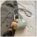 Sac à bandoulière bleu clair rétro avec breloque ours en peluche et détails dorés - Avec Pendentif / Bleu