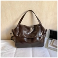Grand sac cabas en cuir ciré marron foncé avec clous argentés et deux bandoulières femme - Marron