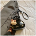Sac Boston noir avec rivets dorés et charm chien sur fond de veste de costume grise - Avec Pendentif / Noir