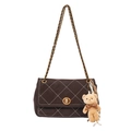 Dunkelbraune Stepptasche mit goldener Kette und Plüschbär-Anhänger für Damen - Mit Anhänger / Braun