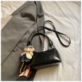 Glänzende schwarze Halbmond-Schultertasche mit Trageriemen und süßem Bärenanhänger - Mit Anhänger / Schwarz