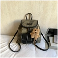 Sac à dos vintage vert armée givré avec rabat en cuir noir et pendentif d'ours - Avec Pendentif / Brun Foncé