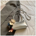 Silberne Metallic Hobo Tasche mit verstellbarem Gurt und süßem Teddybär-Anhänger - Mit Anhänger / Silber