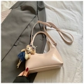 Retro hellrosa Hobo-Schultertasche mit niedlichem Teddybär-Anhänger und schmalem Gurt - Mit Anhänger / Rosa