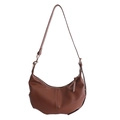 Bolso bandolera marrón de media luna con correa ajustable y textura de piel sintética - Marrón