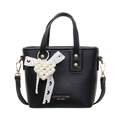 Bolso saco de cuero granulado negro con lazo de encaje y colgante de corazón de perla - Con Colgante / Negro