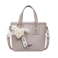 Bolso tote gris violeta con textura litchi, corazón de perlas y lazo de encaje - Con Colgante / Caqui