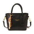 Schwarze Leder-Beuteltasche mit goldener Aufschrift und Holzperlen-Anhänger - Schwarz